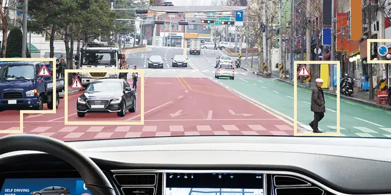 道路で人と車をAIで識別している