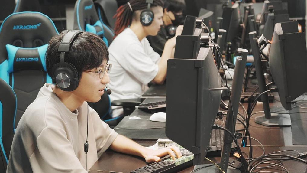 ゲームをしてる後ろ姿
