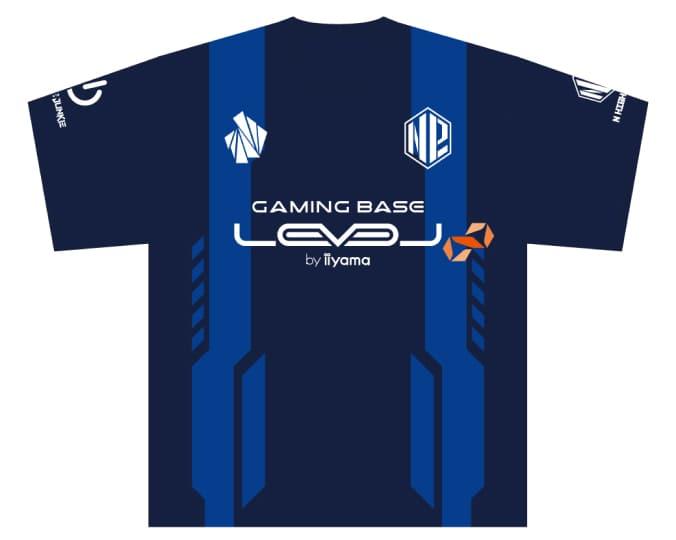 紺地。2本の青の太い縦線。右胸にN高ロゴ。左胸にN高eスポーツ部ロゴ。腹にGAMING BASE LEVEL ∞ by iiyama。