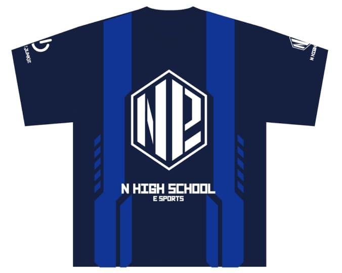 紺地。2本の青の太い縦線。中央に大きくN高ロゴ。その下にN HIGH SCHOOL E-SPORTS