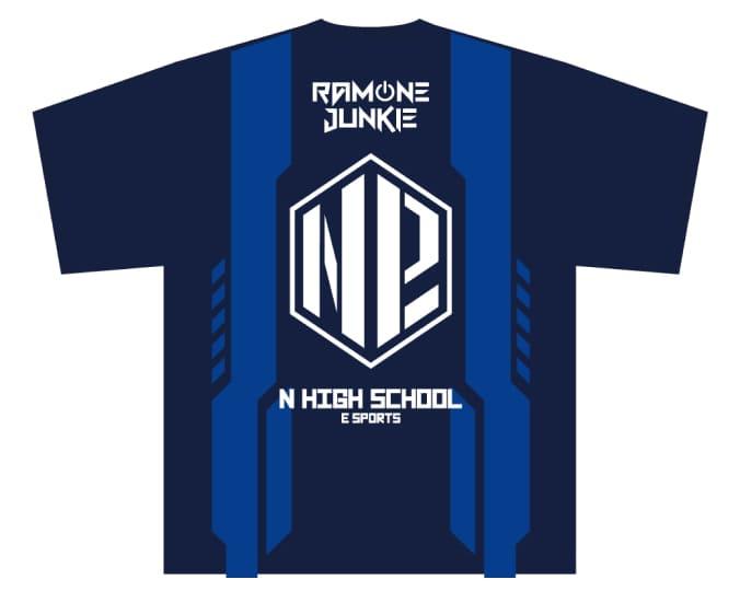 紺地。2本の青の太い縦線。中央に大きくN高ロゴ。ロゴの上にRAMUNE JUNKIE。ロゴの下にN HIGH SCHOOL E-SPORTS