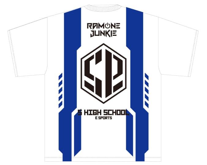 白地。2本の青の太い縦線。中央に大きくN高ロゴ。ロゴの上にRAMUNE JUNKIE。ロゴの下にN HIGH SCHOOL E-SPORTS
