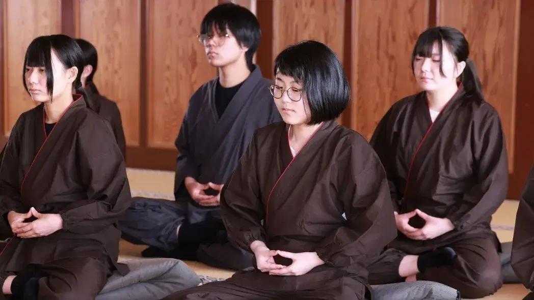 陶芸を体験している様子