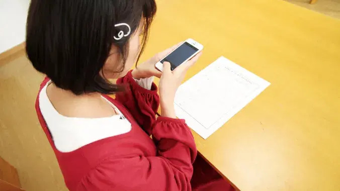 女の子がスマホを触っている