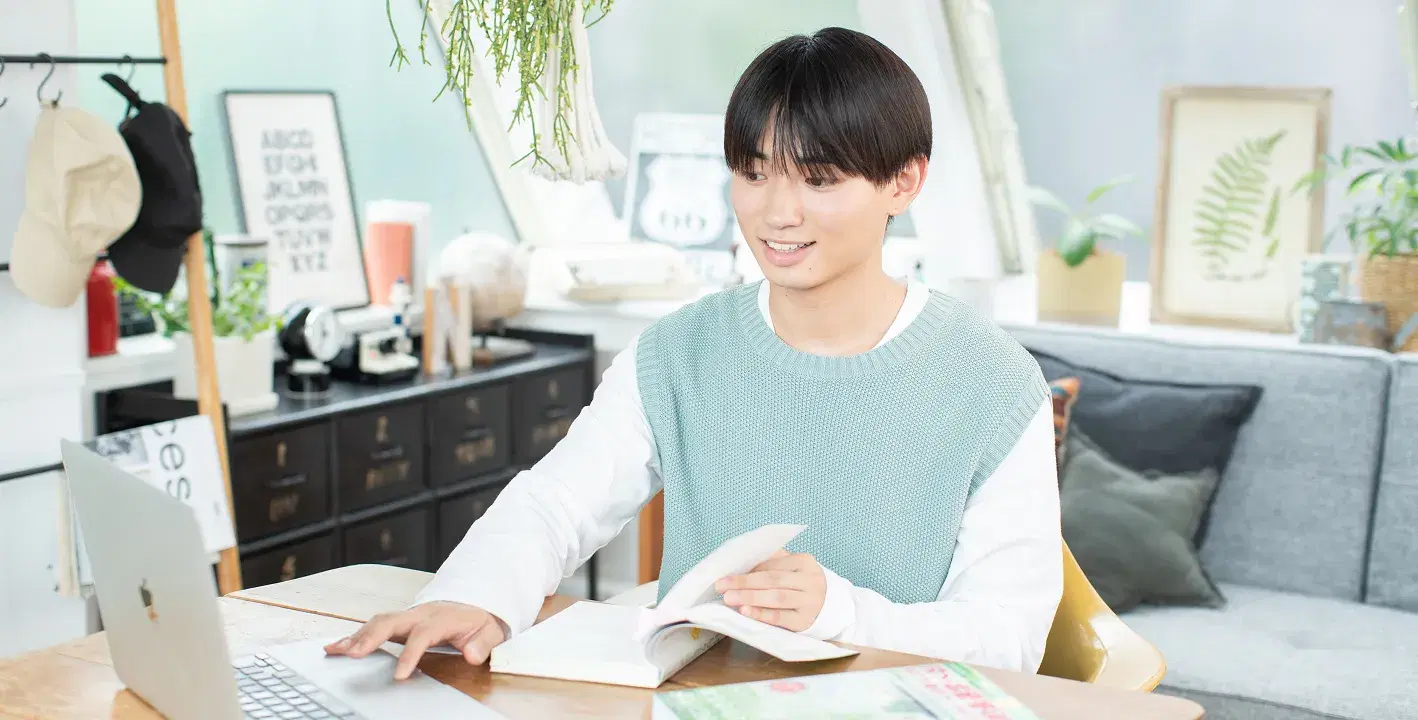 男性がNを持っている写真