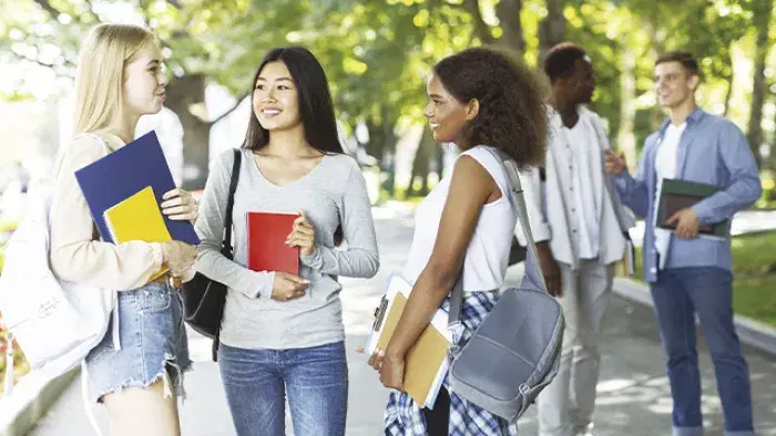 数人で外国人同士が談笑している様子