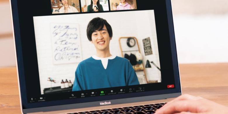 男性とリモートで話している様子
