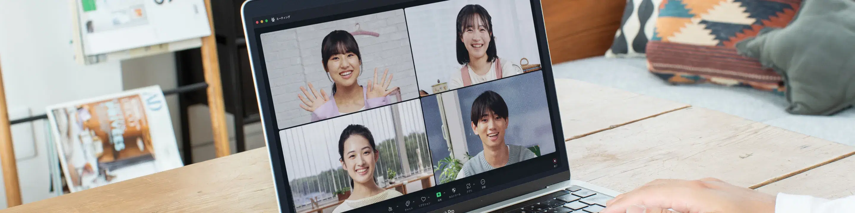 男性とリモートで話している様子