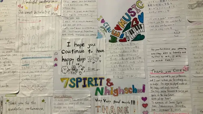 食堂で食事をしている写真