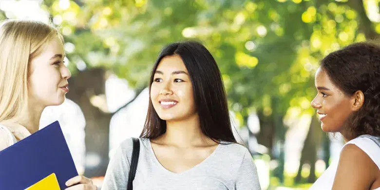 外国人数人が談笑している様子