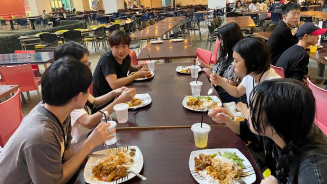 卒業生とランチしている様子