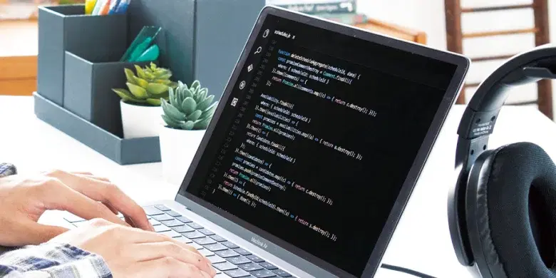 ノートPCにソースコードが写っている写真