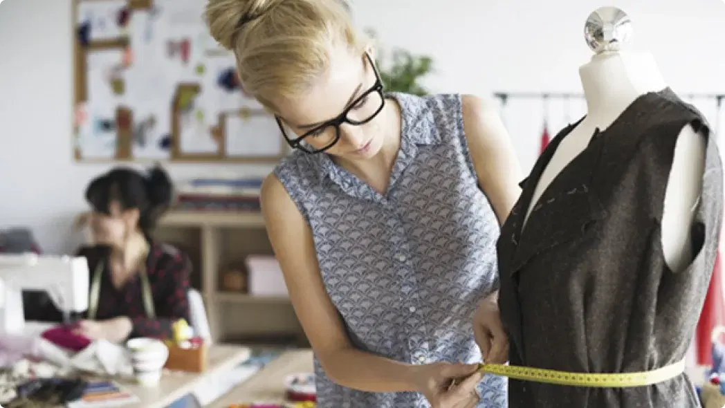 メジャーやミシンを使って服を作っている様子