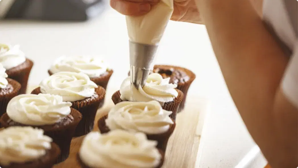 カップケーキにクリームを載せている様子