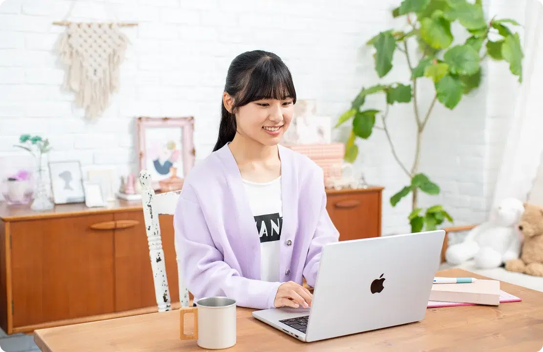 女性がPCを開いている様子