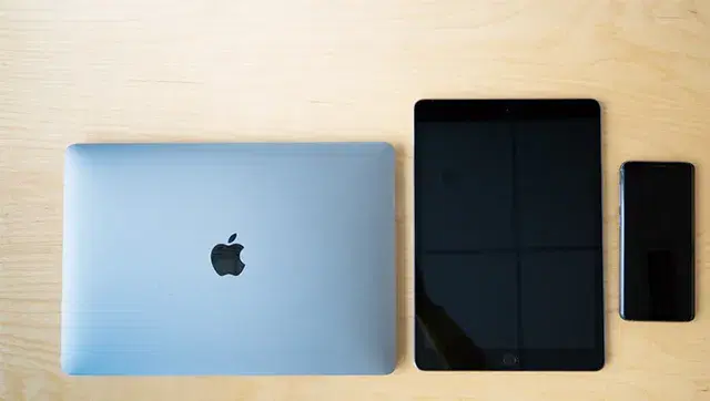 ノートパソコン、タブレット、スマートフォンが並んだ様子