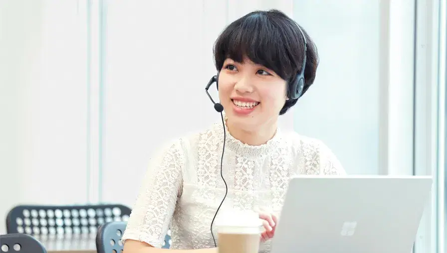 ヘッドセットを着けてノートパソコンで学習する生徒