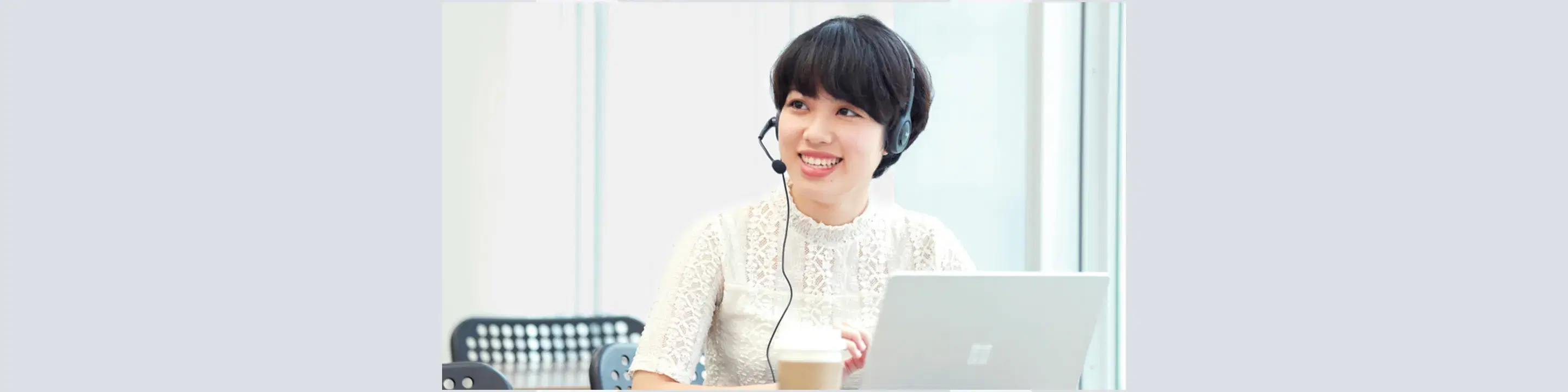 ヘッドセットを着けてノートパソコンで学習する生徒