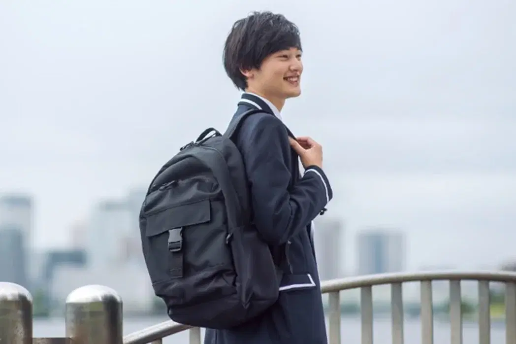 リュックを背負った男子学生