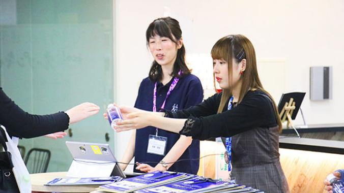 創作作品の見学の様子