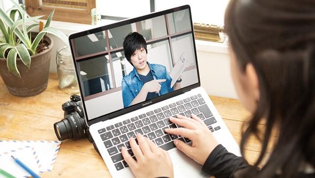 パソコンを利用している様子