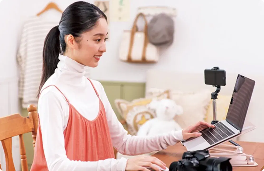 女性がPCを開いている様子