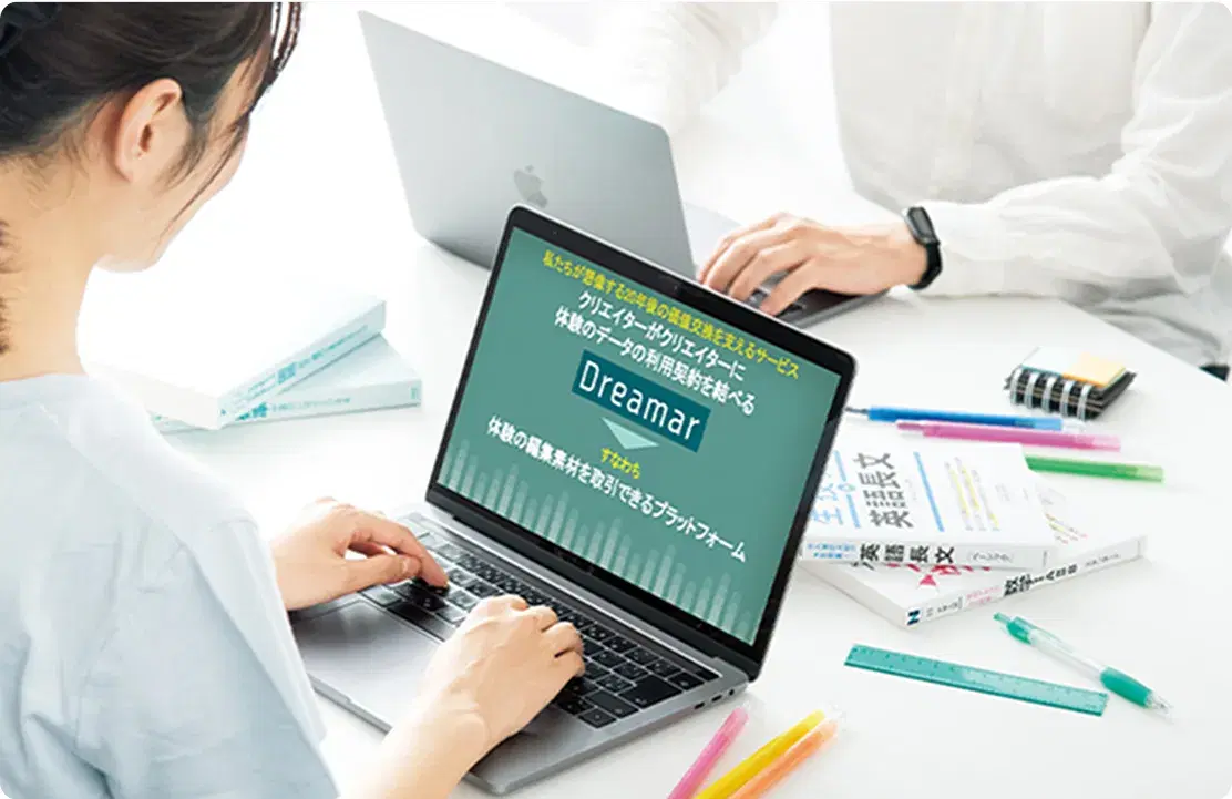 女性がPCでICTツールを開いている様子