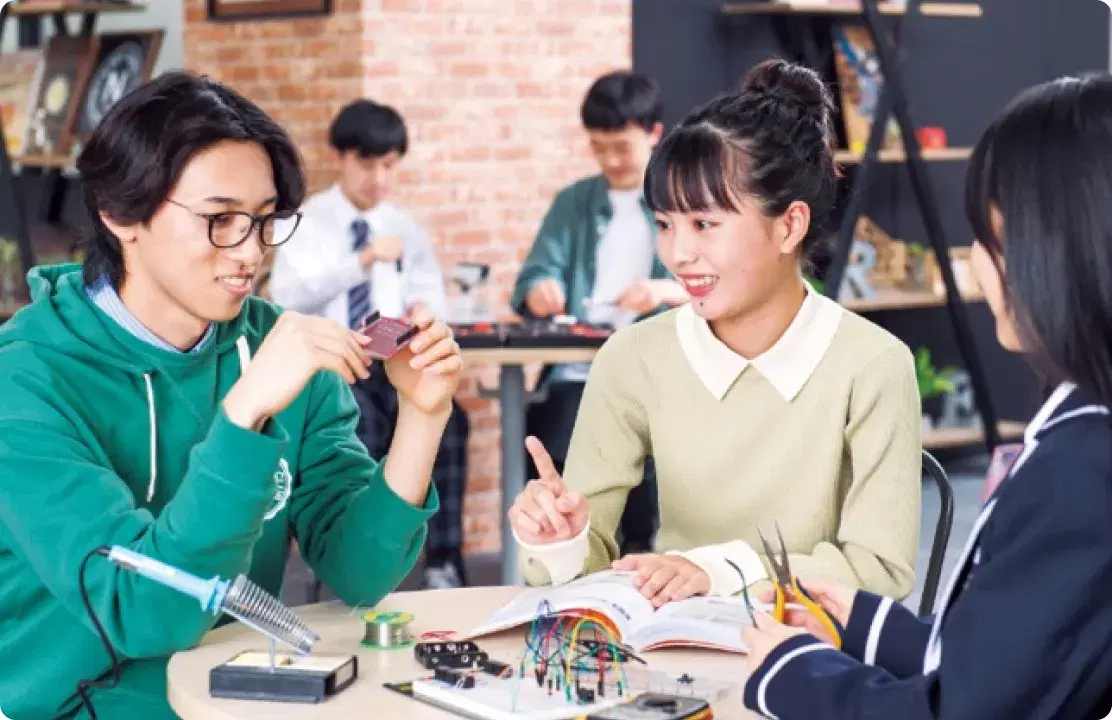 電子工作に取り組む学生たちの様子