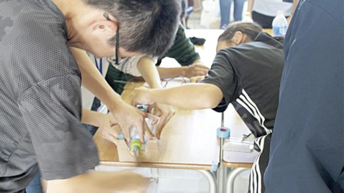 工作に取り組む学生たちの様子