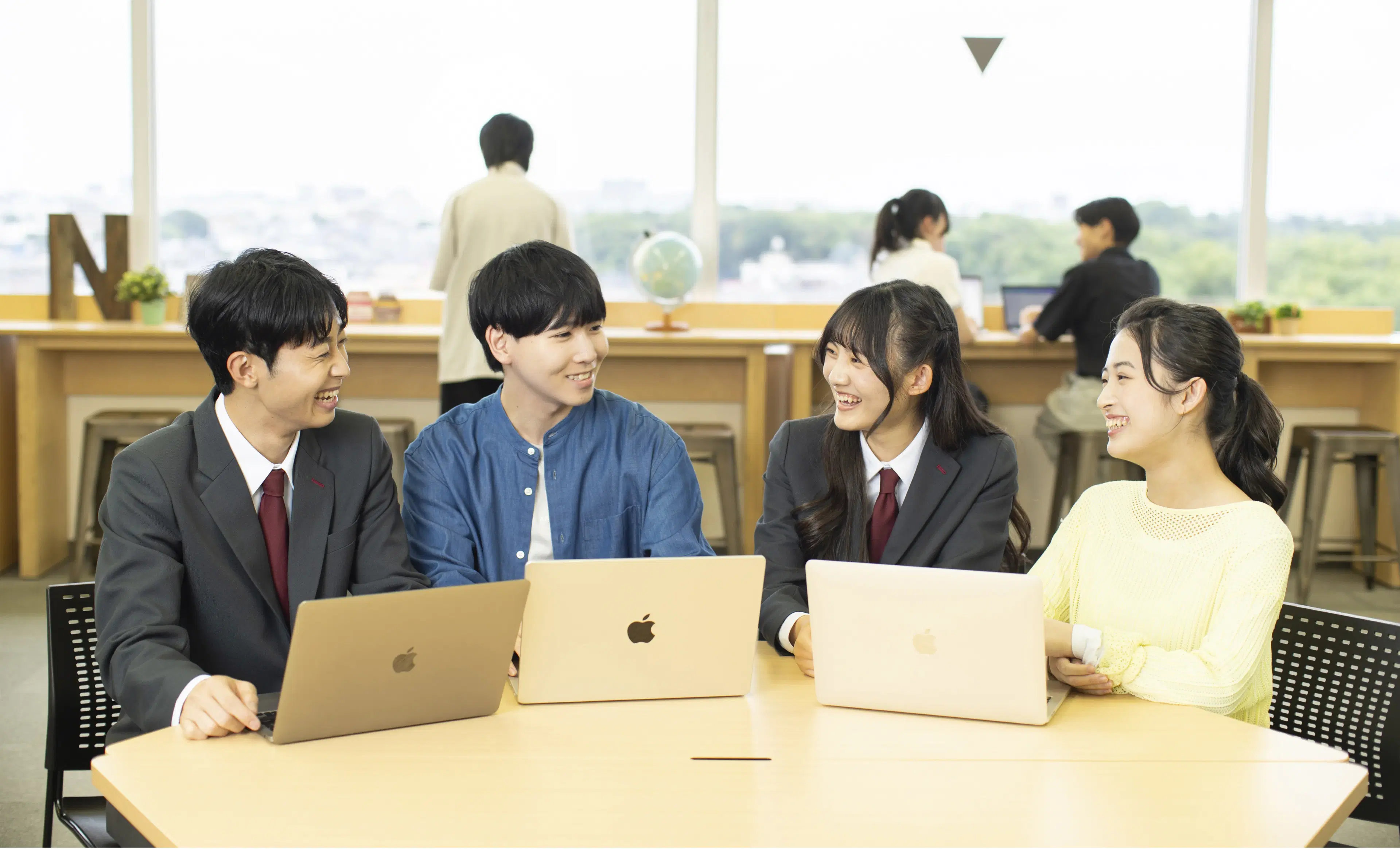 N高校舎内で複数人が集まっている