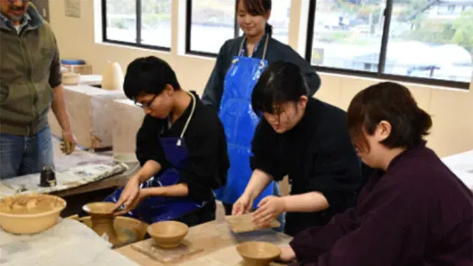 陶芸に取り組む様子を撮影した画像