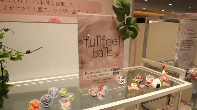 カラフルな作品がテーブルに並んでる画像