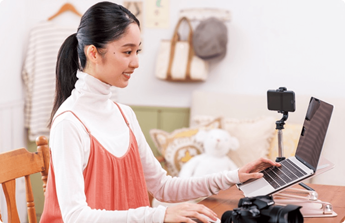 女性がPCを開いている