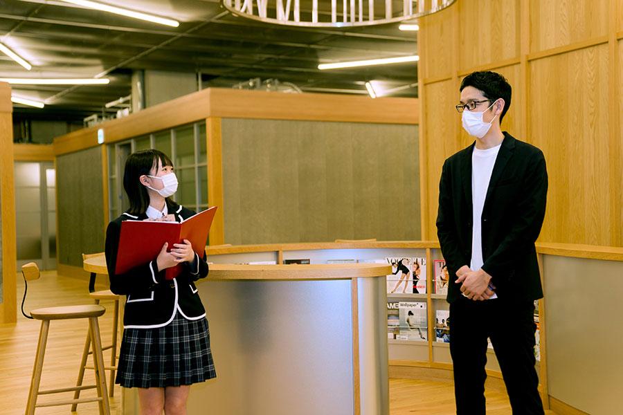 若者に人気のファッションブランド『GU』ネット企業見学<br />生徒の司会進行で業界最先端の現場を視察し将来を考える