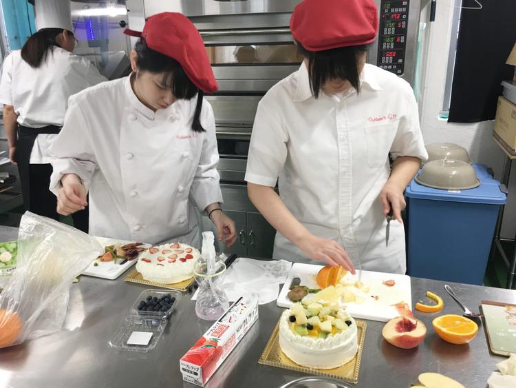 【職業体験】沖縄県うるま市でフルーツの収穫から行うパティシエ体験のサムネイル