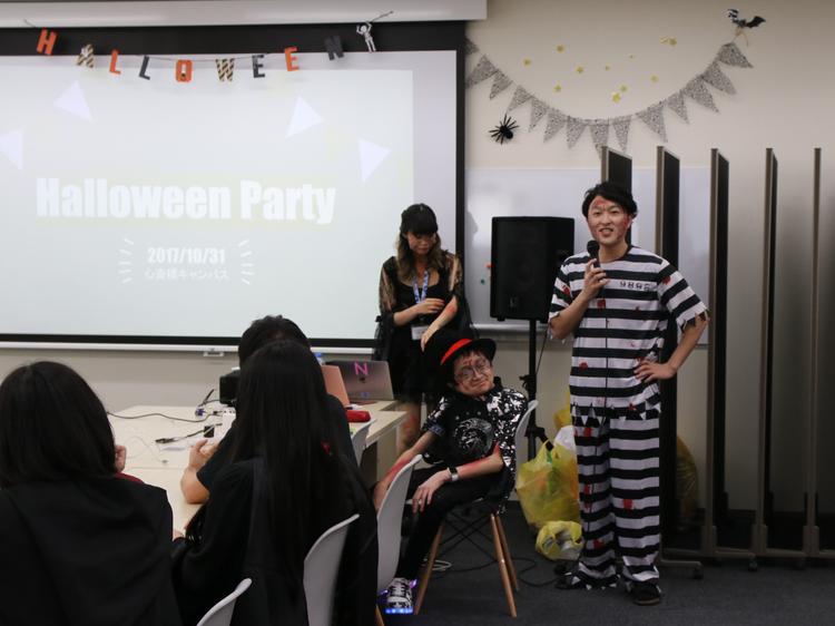仮装も真剣、ハロウィンパーティのサムネイル