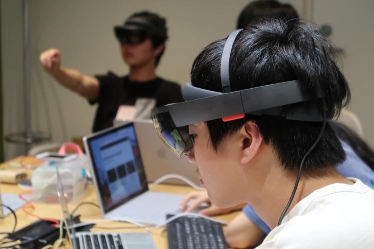 日本マイクロソフト株式会社にて<br>「Microsoft HoloLens」用アプリ開発に挑戦（前編）のサムネイル