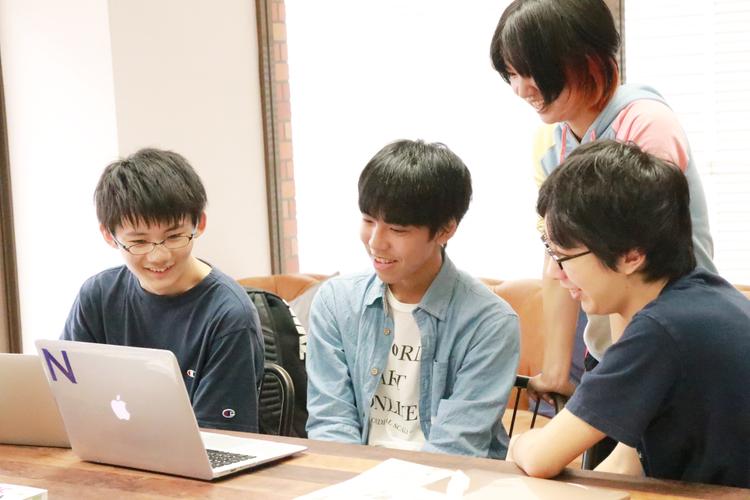 夏休みをキャンパスで過ごす自由登校日のサムネイル