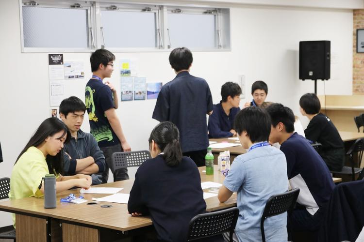 大盛り上がりの「貿易ゲーム」で絆を深めた新入生歓迎会のサムネイル
