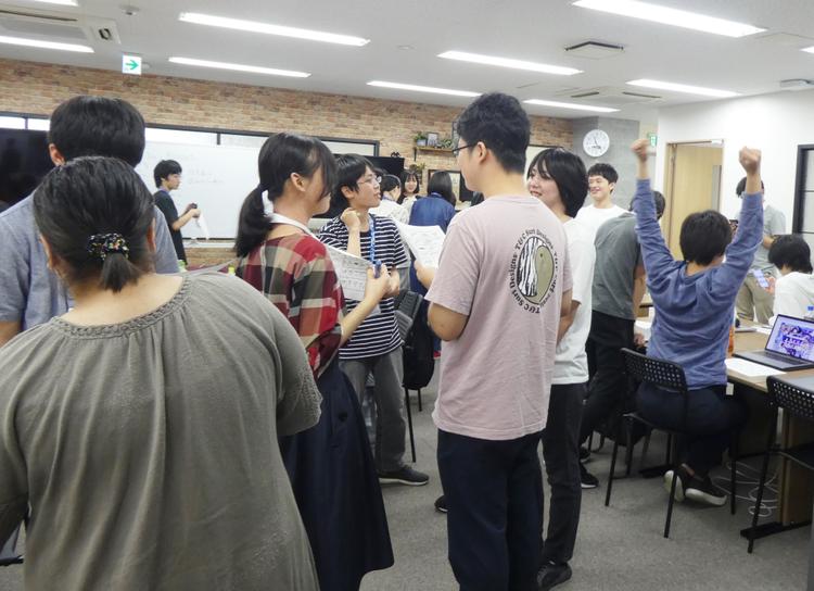 新入生がやってきた！賑やかになった江坂キャンパスでの歓迎会のサムネイル