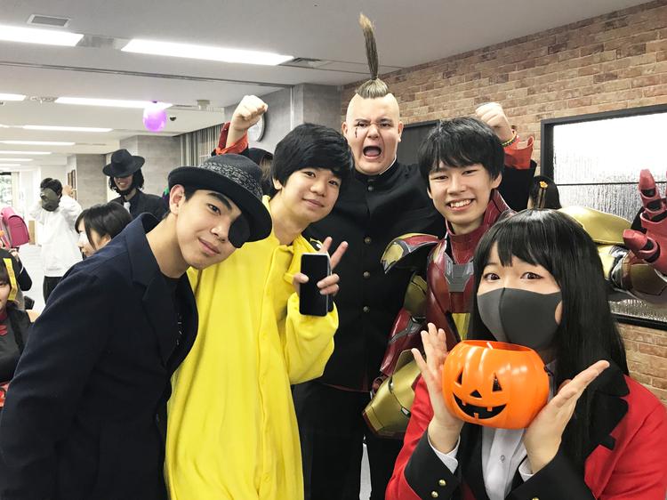 キャンパス中に楽しさ感染！交流を深めたハロウィンパーティーのサムネイル